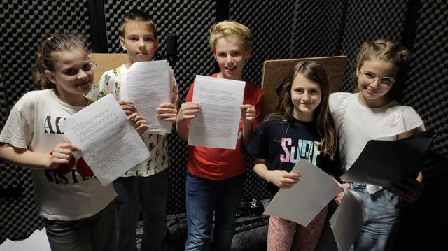 RTV su posetili i učenici četvrtog razreda Osnovne škole „Jovan Popović“, koji su imali priliku da premijerno čuju prvu epizodu serijala.